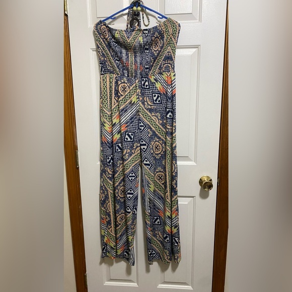 Super cute Boho look Aztec like print halter wide leg jump suit.  Size 2x - Picture 4 of 6